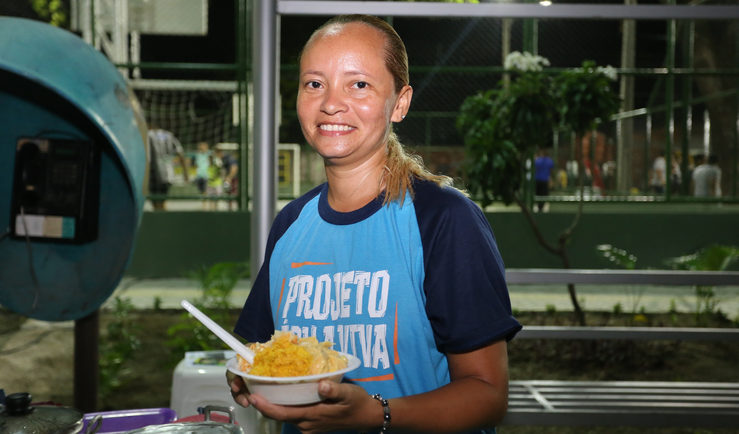 mulher posa para foto sorrindo